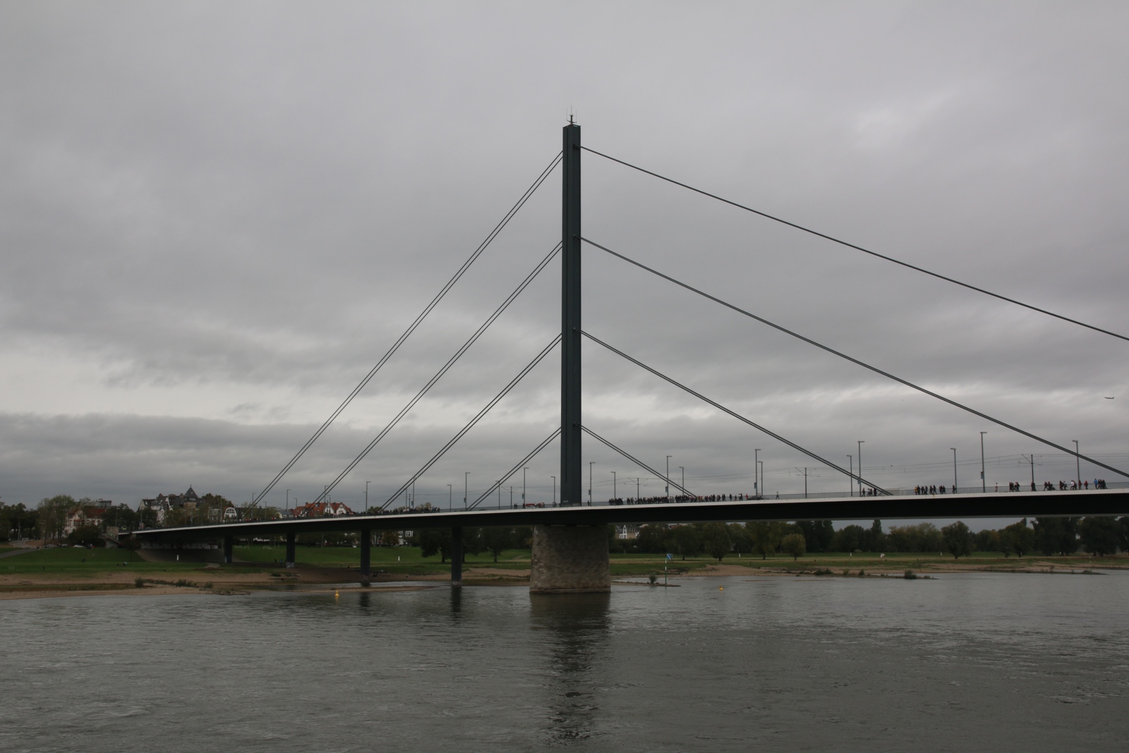 Blick auf die Oberkasseler Brücke