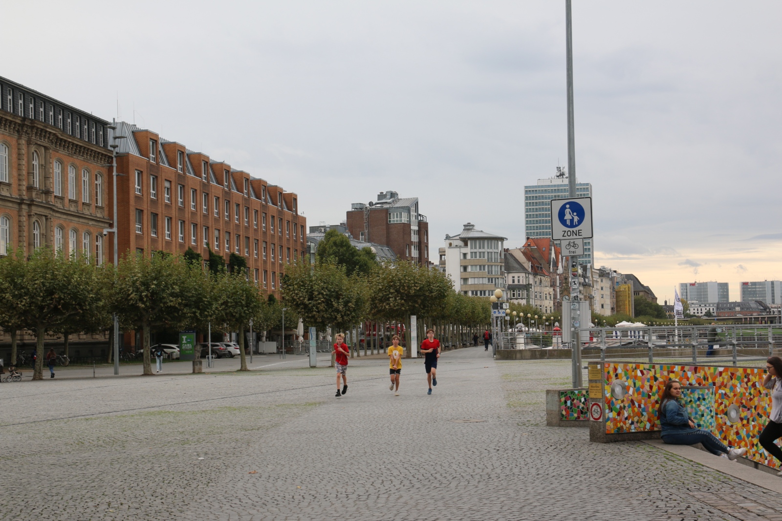 Die Schüler laufen beim Charity Walk 2019