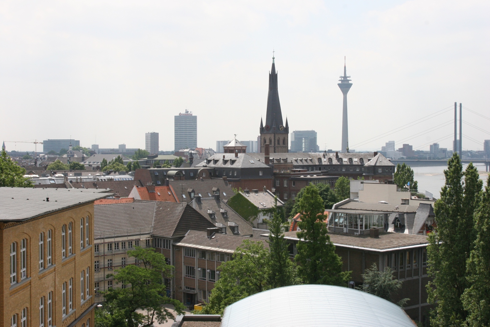 Blick über unsere Schule Richtung Altstadt und Medienhafen