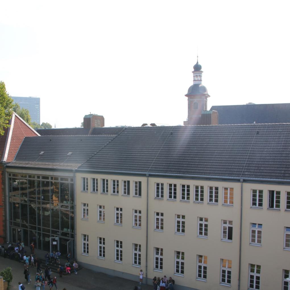 Grußwort von Schulleiterin Anne Stamm zum Ende des Schuljahres 2020/21 (c) Maria Schützeichel Grußwort von Schulleiterin Anne Stamm zum Ende des Schuljahres 2020/21