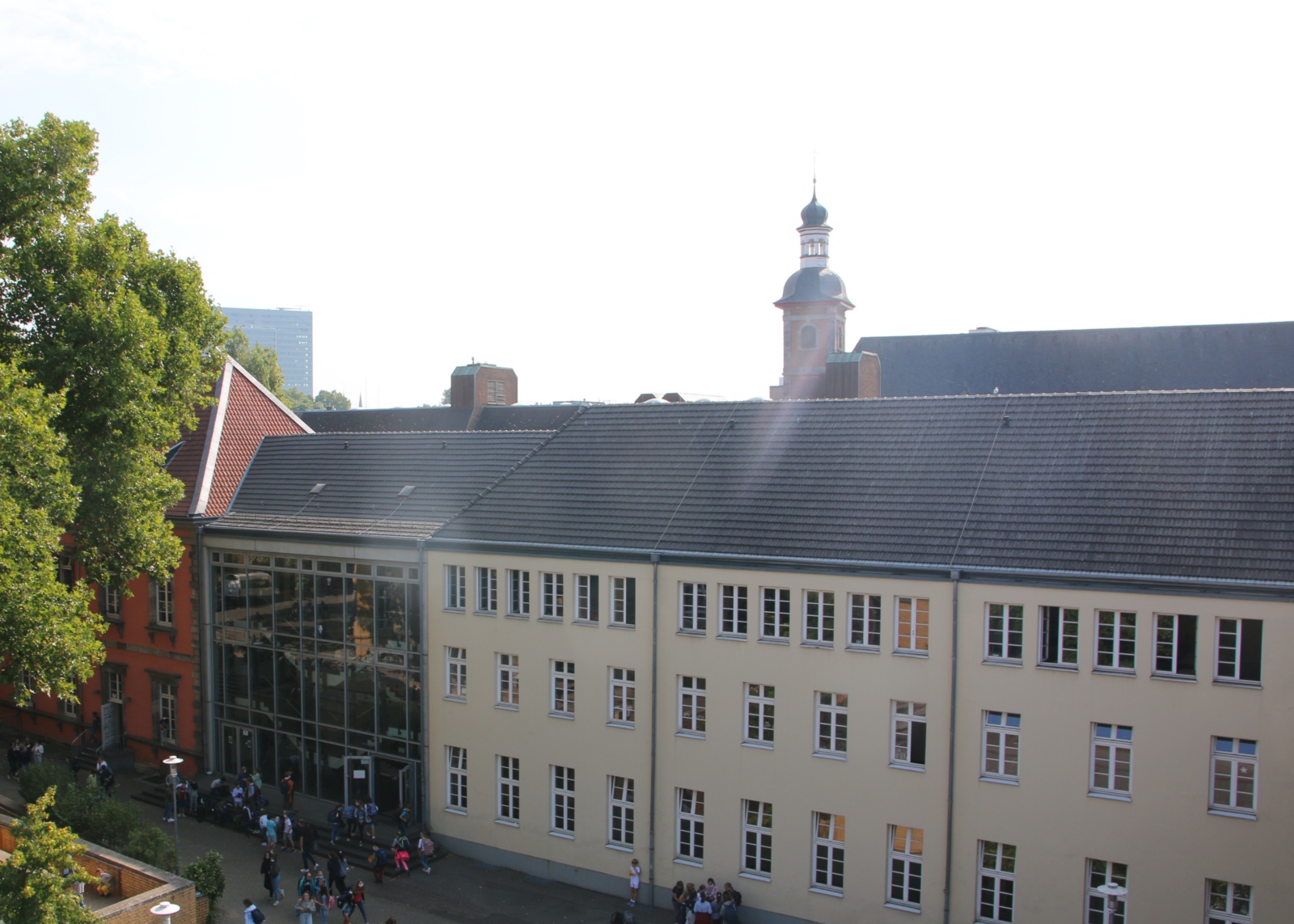 Blick auf den Schulhof des Klosterbaus, im Hintergrund unsere Schulkirche, die Kreuzherrenkirche