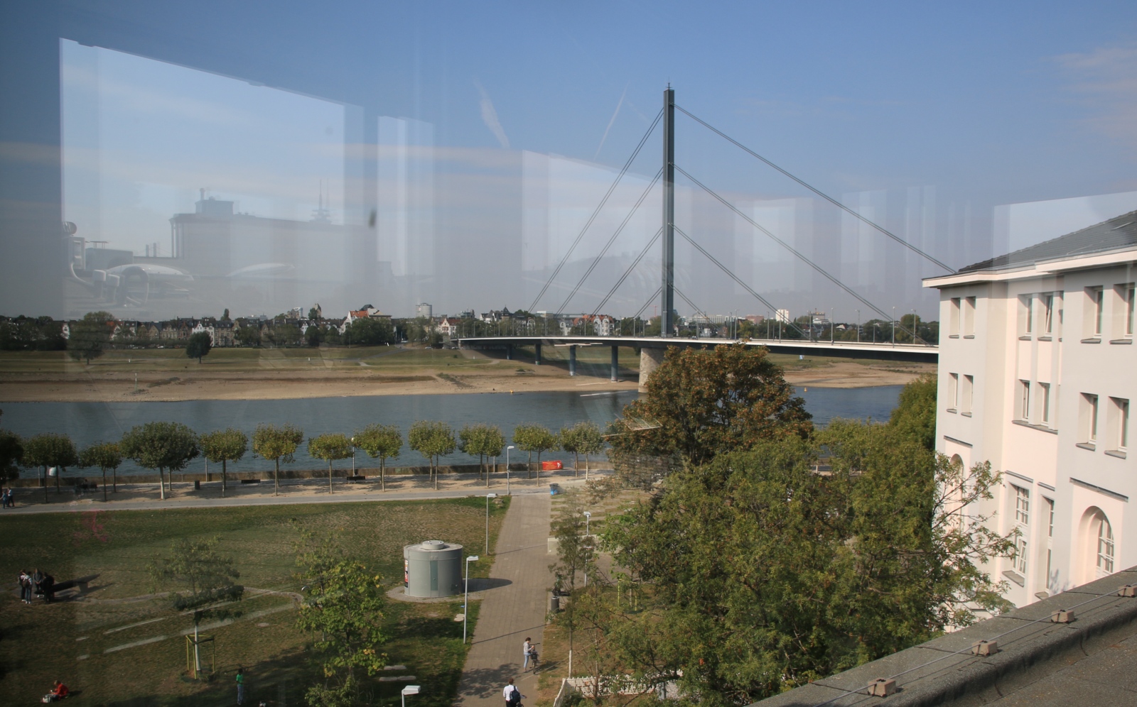 Brücken bauen - Blick aus dem Eckbau auf die Oberkassler Brücke