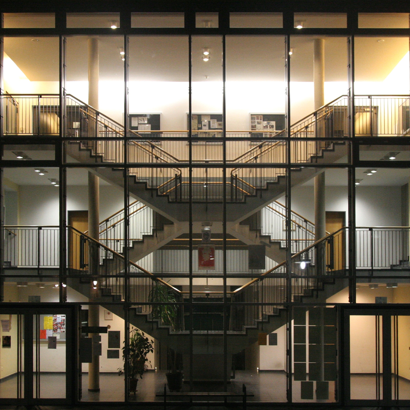 Beleuchteter Glasbau am Abend