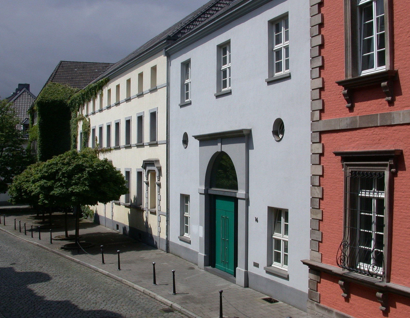 Ritterstraße mit Haupteingang der Schule