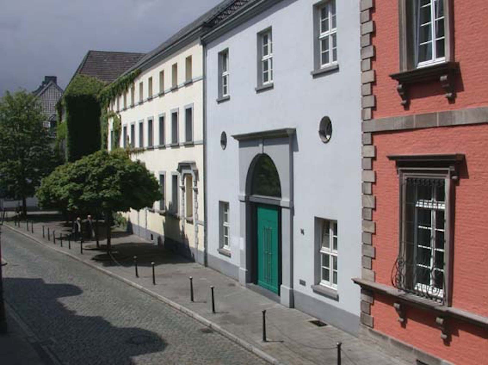Ritterstraße mit Haupteingang der Schule