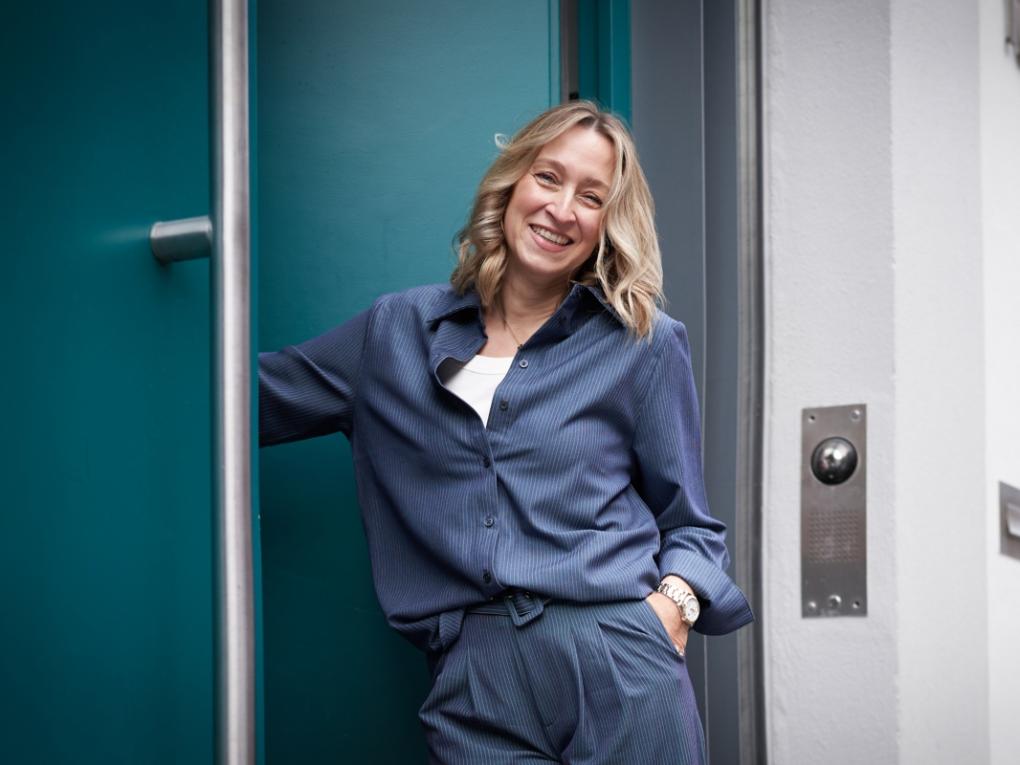 Unsere neue Schulleiterin Claudia Schlösser am Haupteingang in der Ritterstraße <br></br>