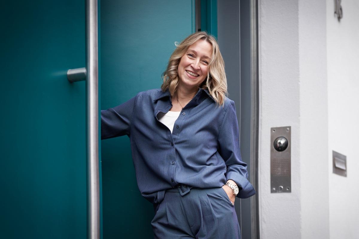 Unsere neue Schulleiterin Claudia Schlösser am Haupteingang in der Ritterstraße <br></br>