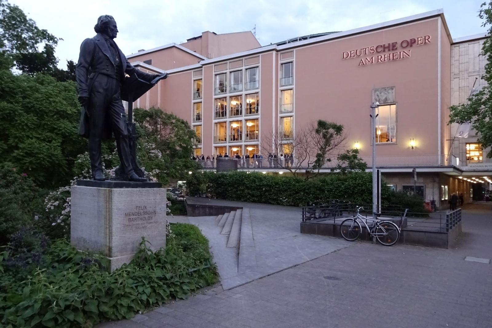 Deutsche_Oper_am_Rhein_mit_Mendelssohn-Denkmal_an_der_Heinrich-Heine-Allee,_Düsseldorf