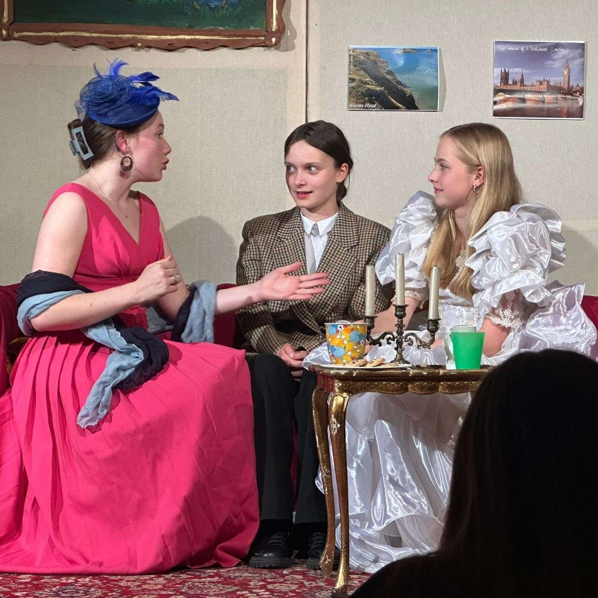 Der English Theatre Club zeigte „Halfway up the Tree“