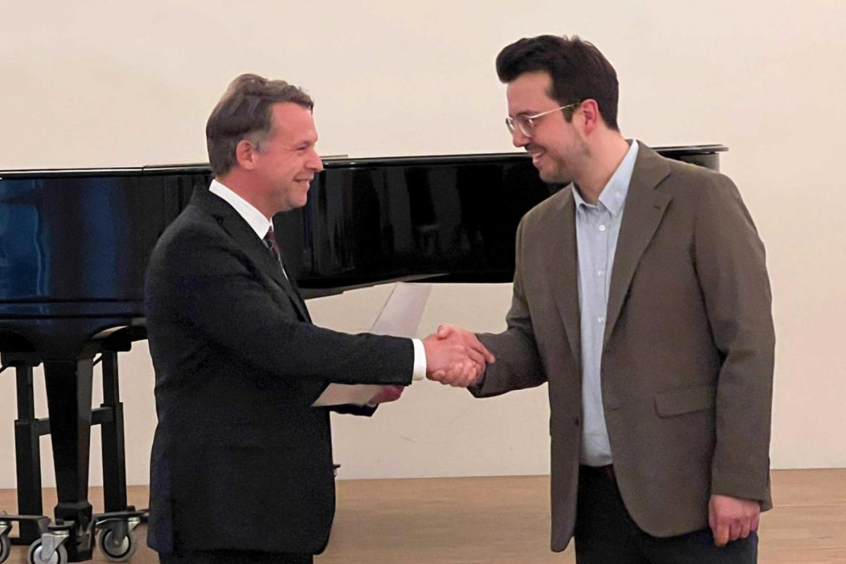 Herr Schwartz gratuliert Herrn Andres