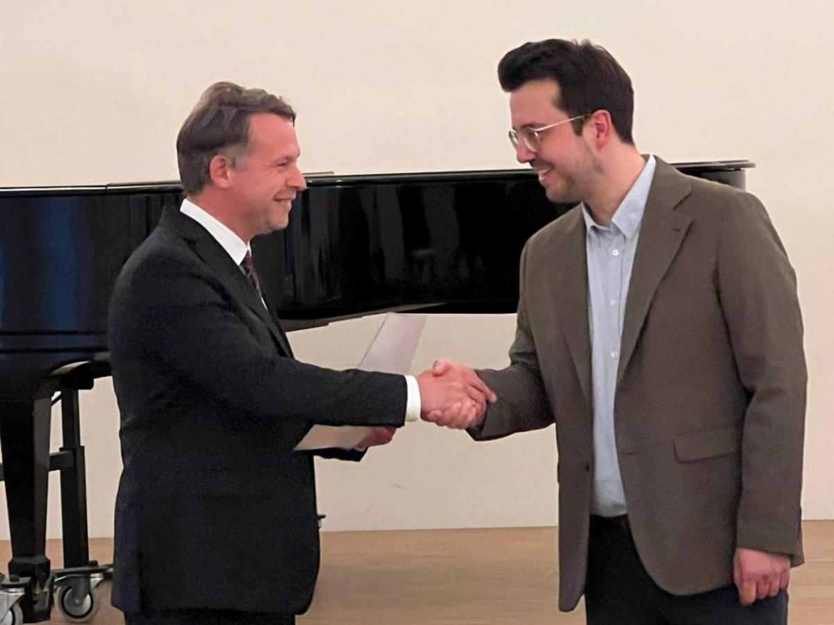 Herr Schwartz gratuliert Herrn Andres