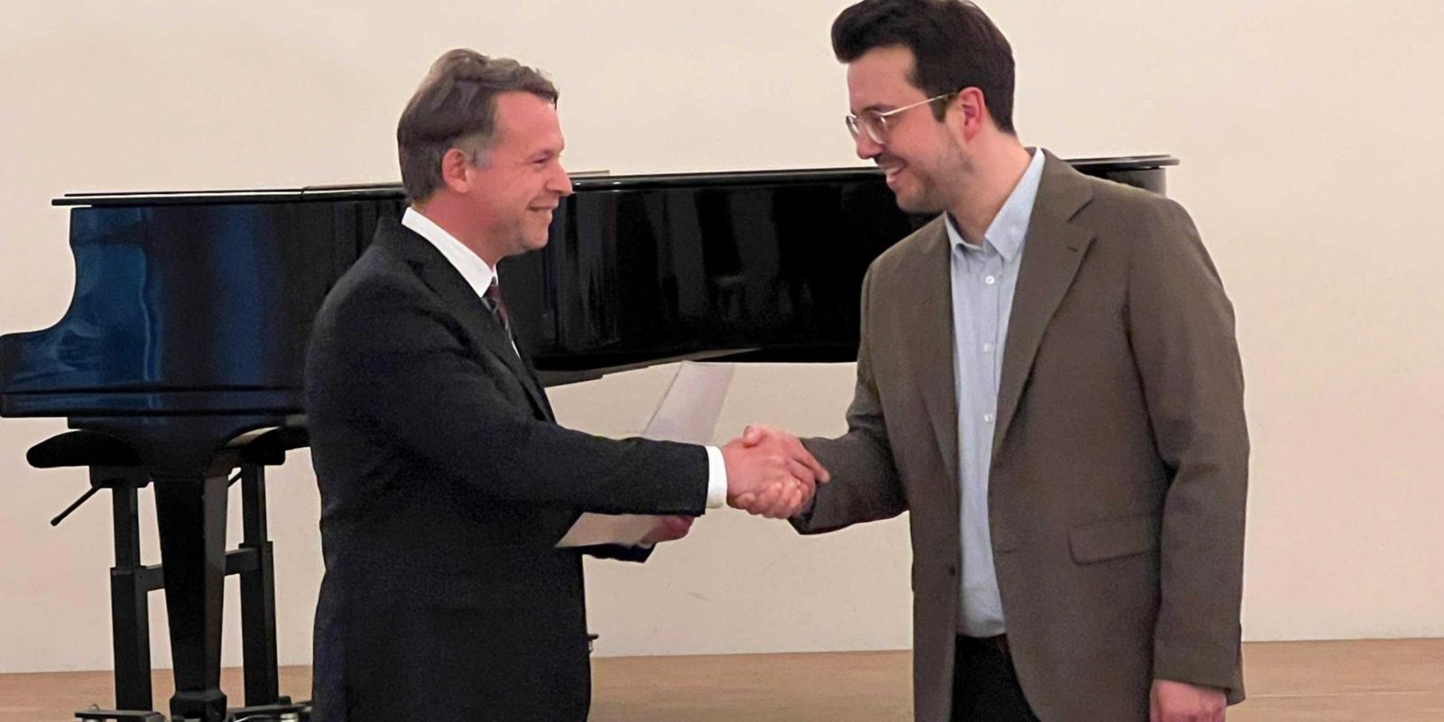 Herr Schwartz gratuliert Herrn Andres