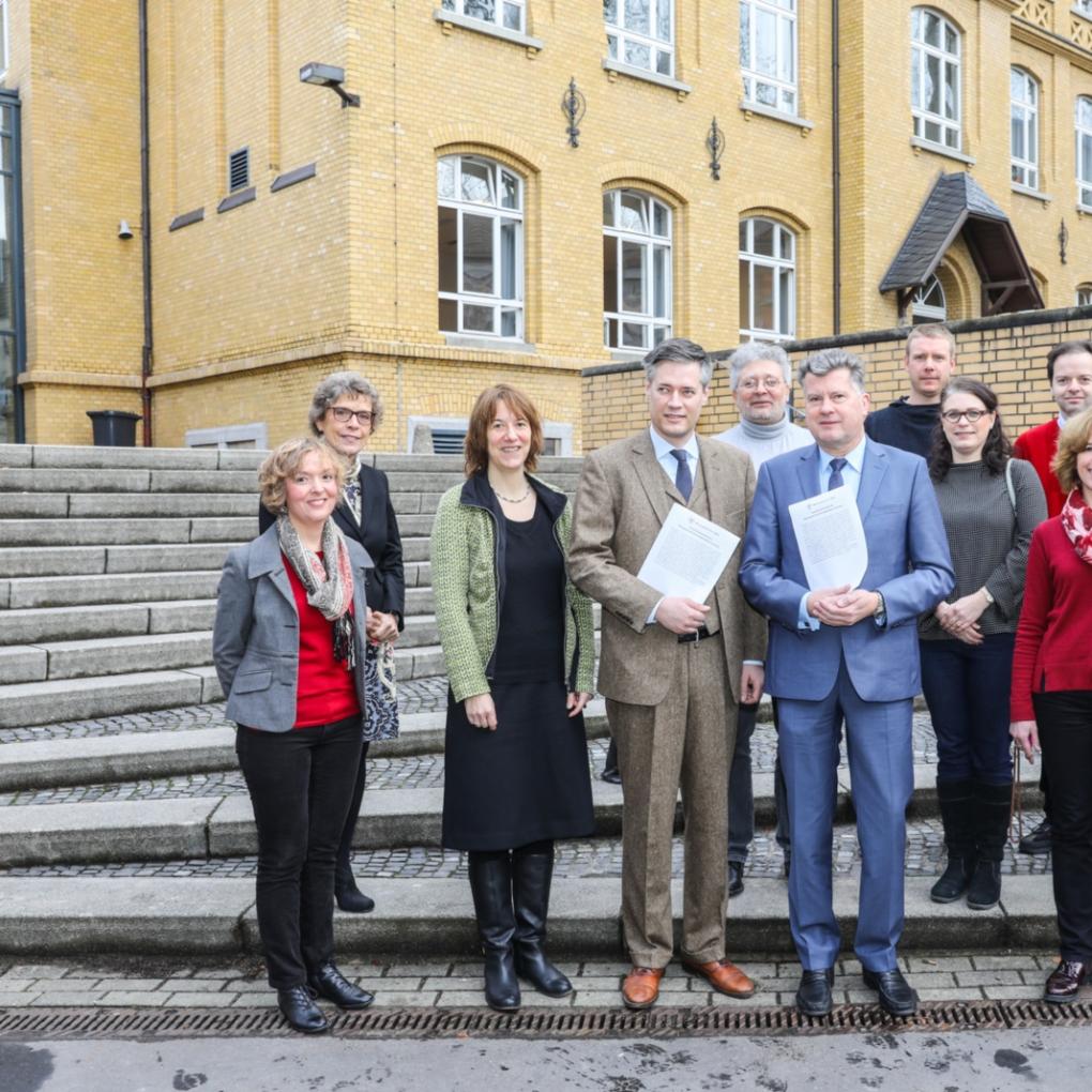St.-Ursula-Gymnasium und Mahn- und Gedenkstätte unterzeichnen Kooperationsvertrag