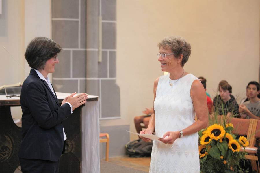 Überreichung der Ernennungsurkunde durch Dr. Bernadette Schwarz-Boenneke an Schulleiterin Stamm