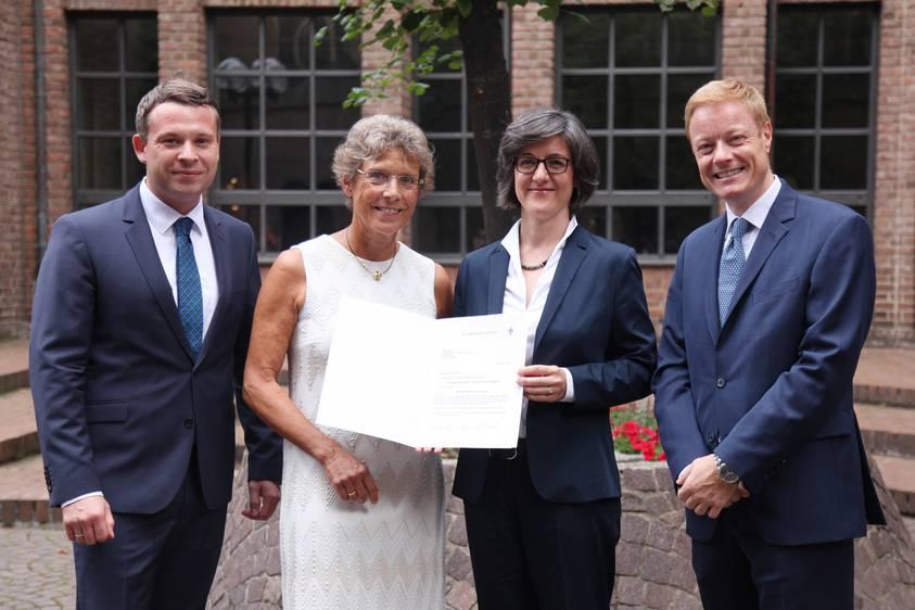 V.l.n.r.: Schulrat Dominik Schwartz, Schulleiterin Anne Stamm, Hauptabteilungsleiterin Dr. Bernadette Schwarz-Boenneke, Abteilungsleiter Thomas Pitsch
