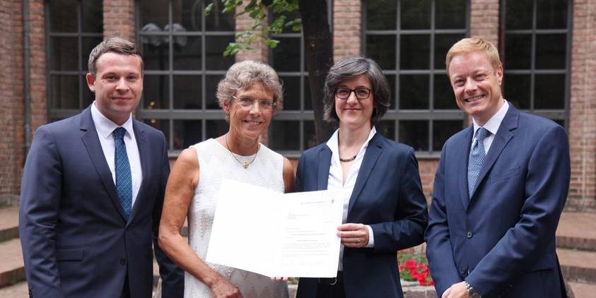 V.l.n.r.: Schulrat Dominik Schwartz, Schulleiterin Anne Stamm, Hauptabteilungsleiterin Dr. Bernadette Schwarz-Boenneke, Abteilungsleiter Thomas Pitsch