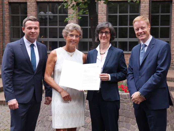 V.l.n.r.: Schulrat Dominik Schwartz, Schulleiterin Anne Stamm, Hauptabteilungsleiterin Dr. Bernadette Schwarz-Boenneke, Abteilungsleiter Thomas Pitsch