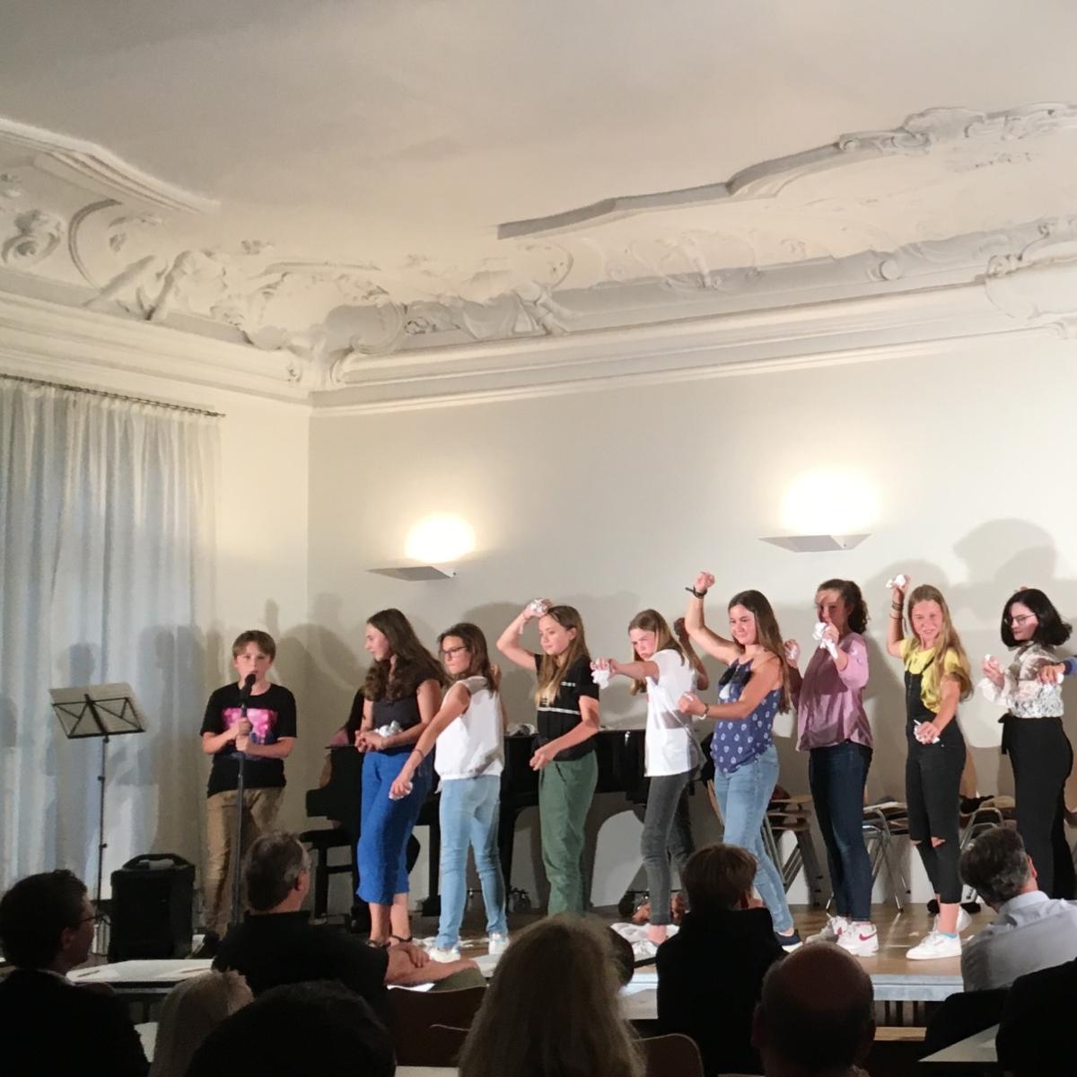 „Das fliegende Klassenzimmer“: Theater AG zeigt ihr Können und begeistert ihr Publikum
