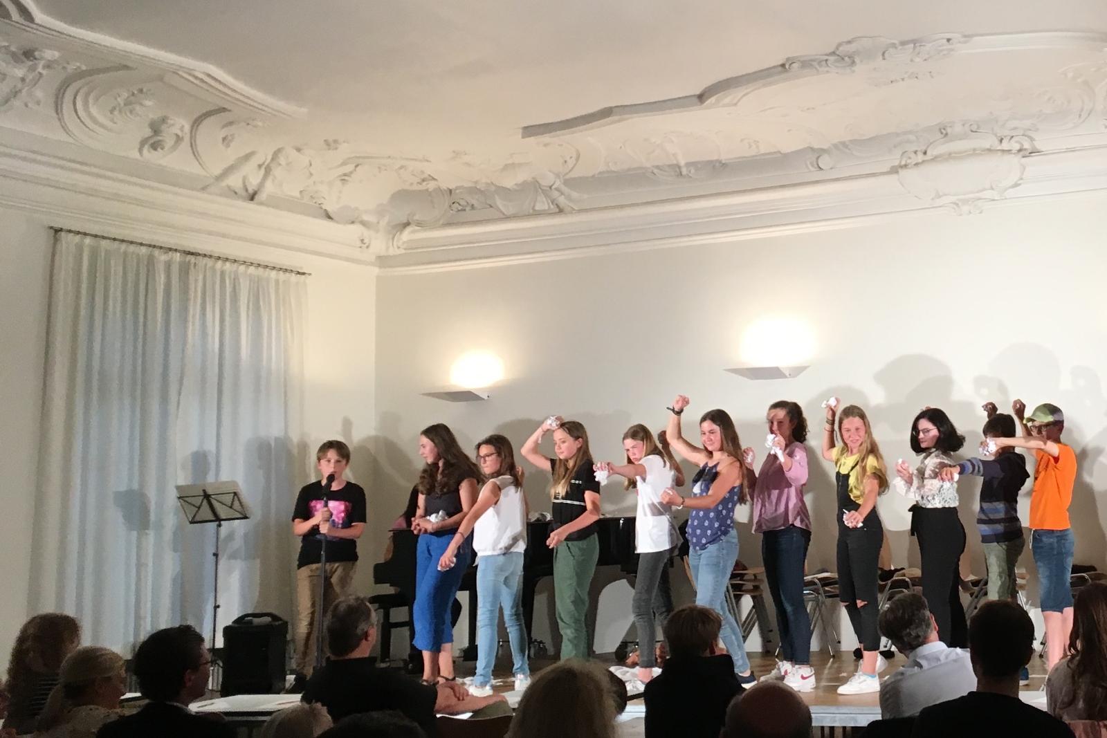 Ein Großteil der Schauspieler/innen auf der Bühne