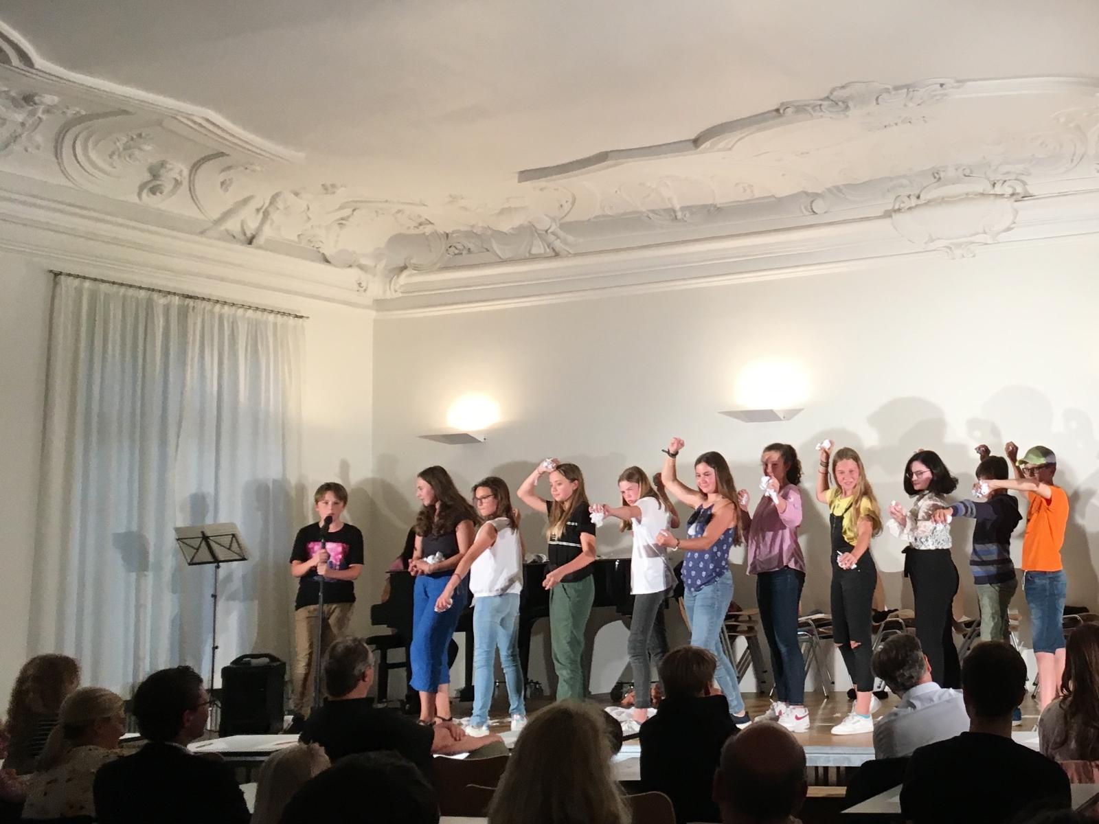 Ein Großteil der Schauspieler/innen auf der Bühne
