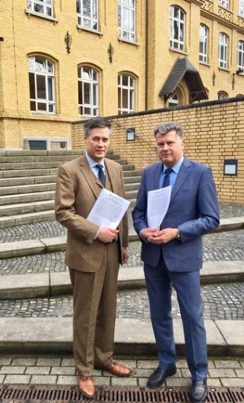 Schulleiter Michael Baltes mit Dr. Bastian Fleermann kurz nach der Vertragsunterzeichnung