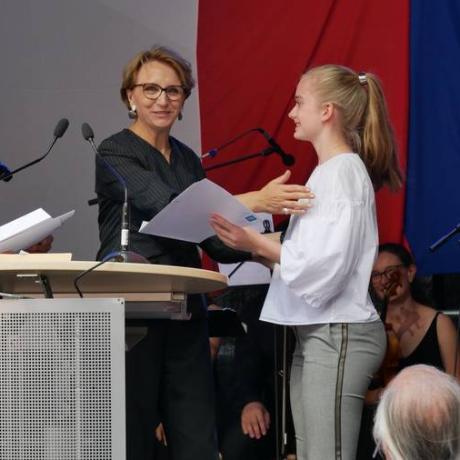Französisches Sprachdiplom DELF: Benita Natusch (9a) wird von französischer Botschafterin geehrt