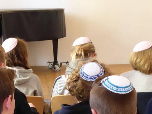 Schülerinnen und Schüler mit Kippa