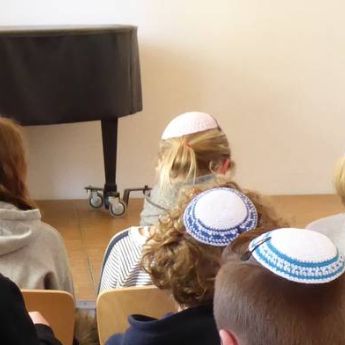 „Schabbat – Sonntag – Ruhetag“: Begegnung mit dem Judentum in Raum 907