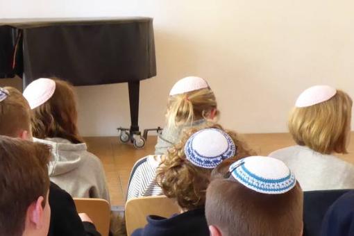 Schülerinnen und Schüler mit Kippa