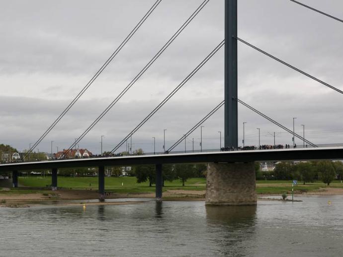 Blick auf die Oberkasseler Brücke mit Schüler/innen unserer Schule