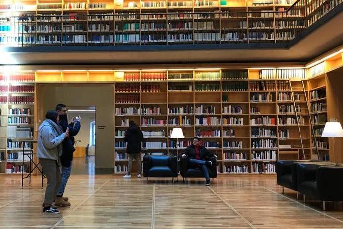 Vor der Arbeitsphase in dem neuen Gebäudeteil der berühmten Anna-Amalia-Bibliothek
