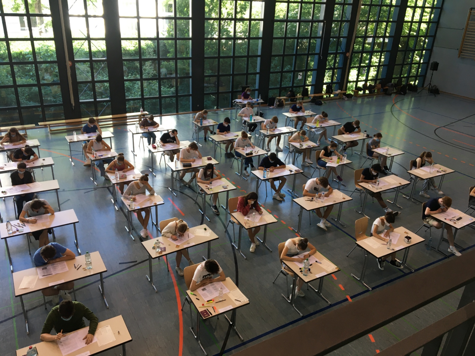 Konzentrierte Arbeitsatmossphäre bei der Prüfungsabnahme