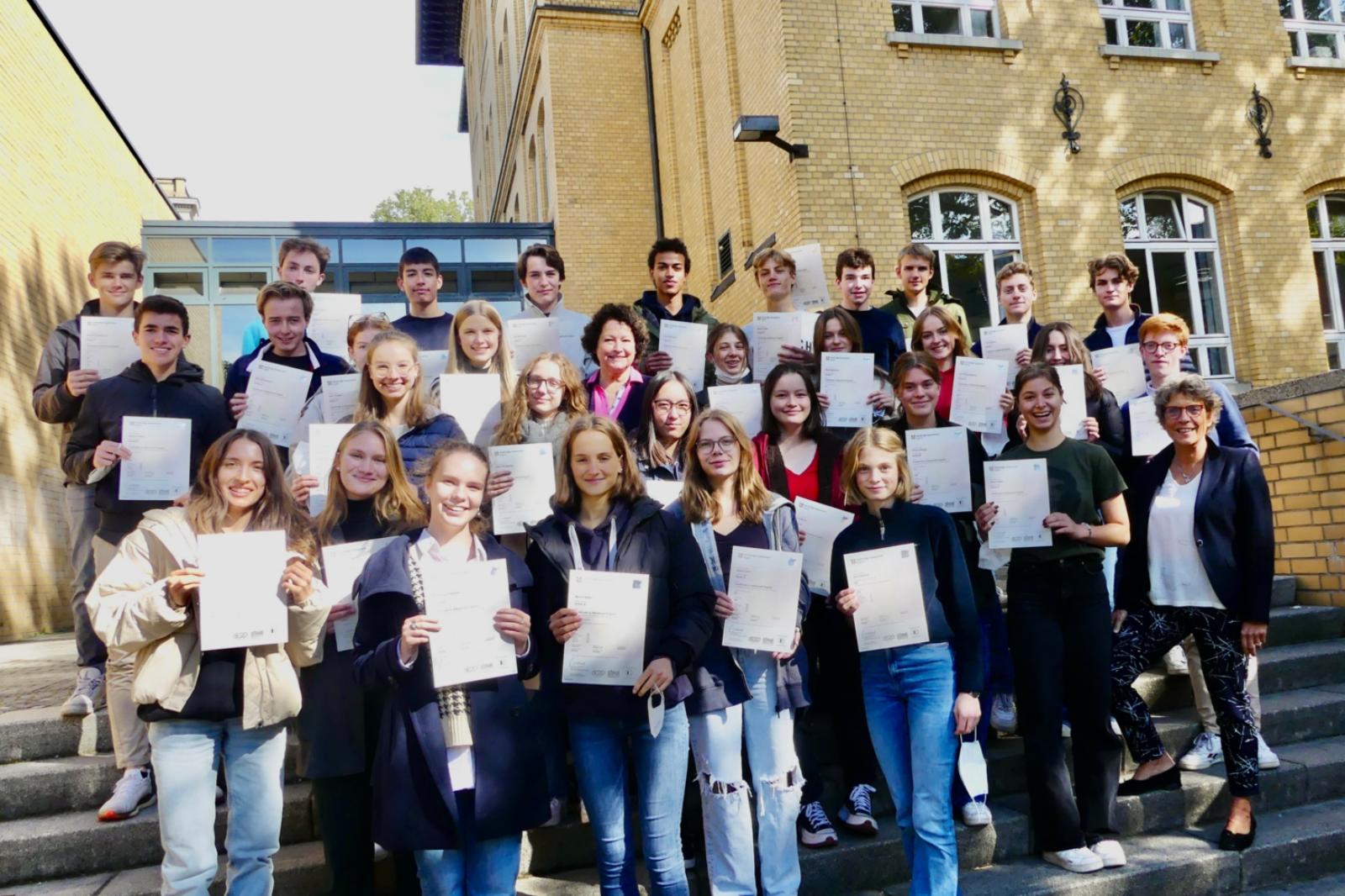 Die stolzen Absolventinnen und Absolventen des Cambridge Certificate <br></br>