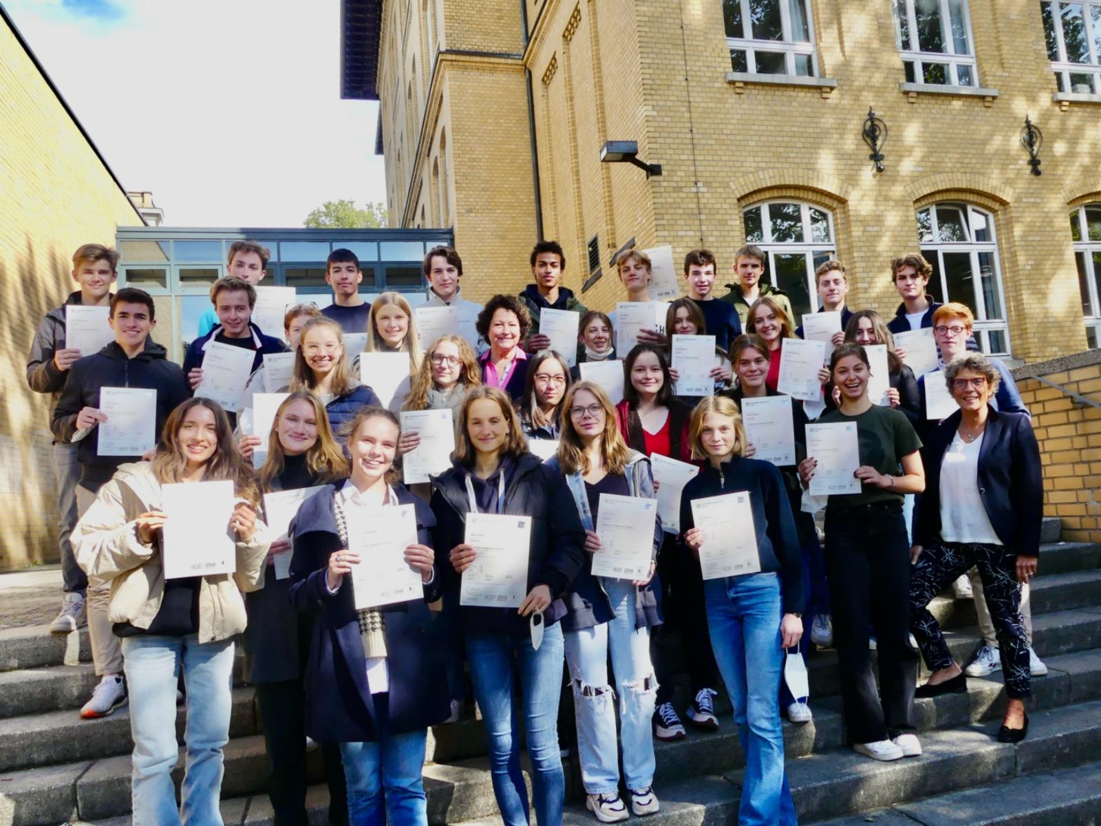 Die stolzen Absolventinnen und Absolventen des Cambridge Certificate <br></br>