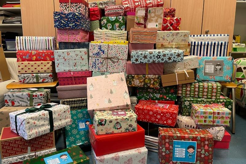 Die gesammelten Weihnachtsgeschenke im SV-Raum <br></br>