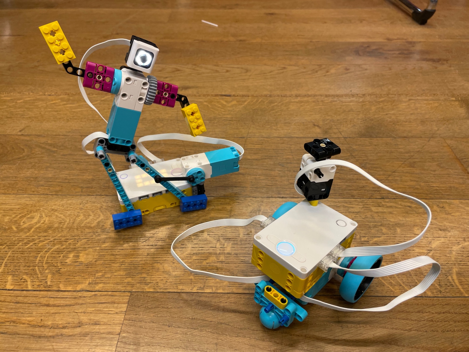 Lego-Roboter, die über Programmiersprachen gesteuert werden