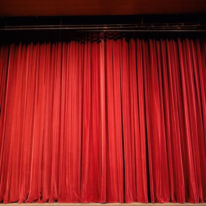 Der Literaturkus unseres St.-Ursula-Gymnasium lädt zu 'Im Himmel ist der Teufel los' ein (c) <a href=https://pixabay.com/photos/theater-curtain-stage-red-event-432045/>Christos Giakkas/pixabay.com</a> Der Literaturkus unseres St.-Ursula-Gymnasium lädt zu 'Im Himmel ist der Teufel los' ein