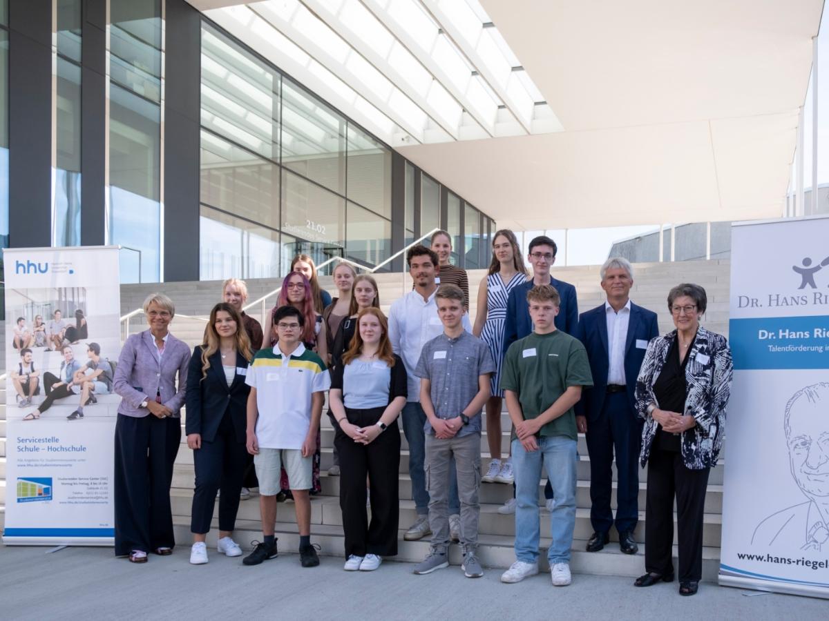 Gruppenbild zur Preisverleihung mit Bildungsministerin Dorothee Feller <br></br>
