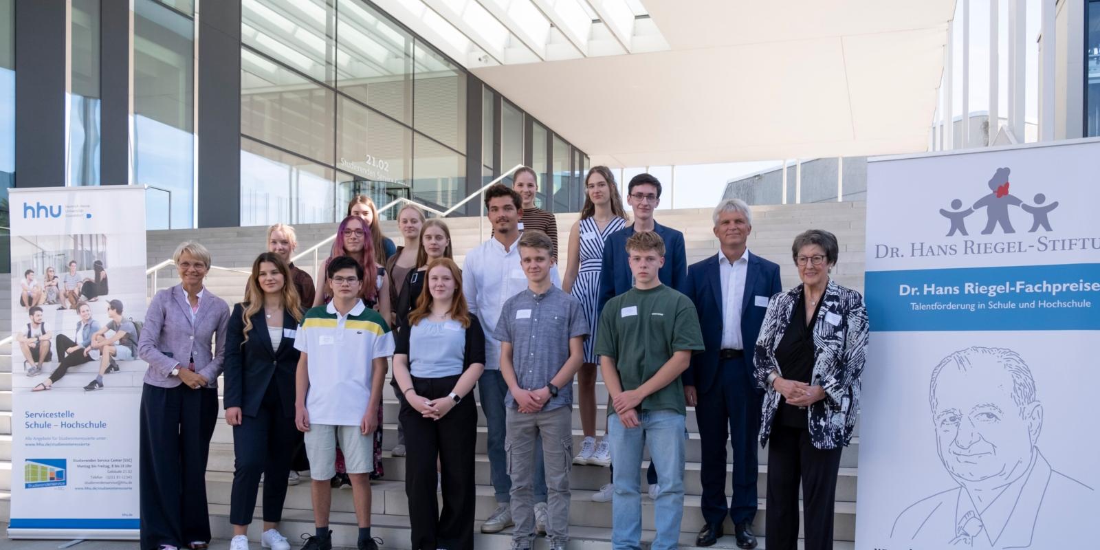 Gruppenbild zur Preisverleihung mit Bildungsministerin Dorothee Feller <br></br>