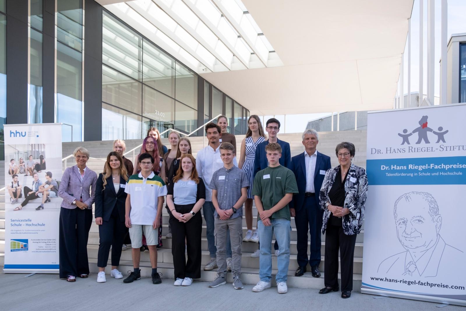 Gruppenbild zur Preisverleihung mit Bildungsministerin Dorothee Feller <br></br>