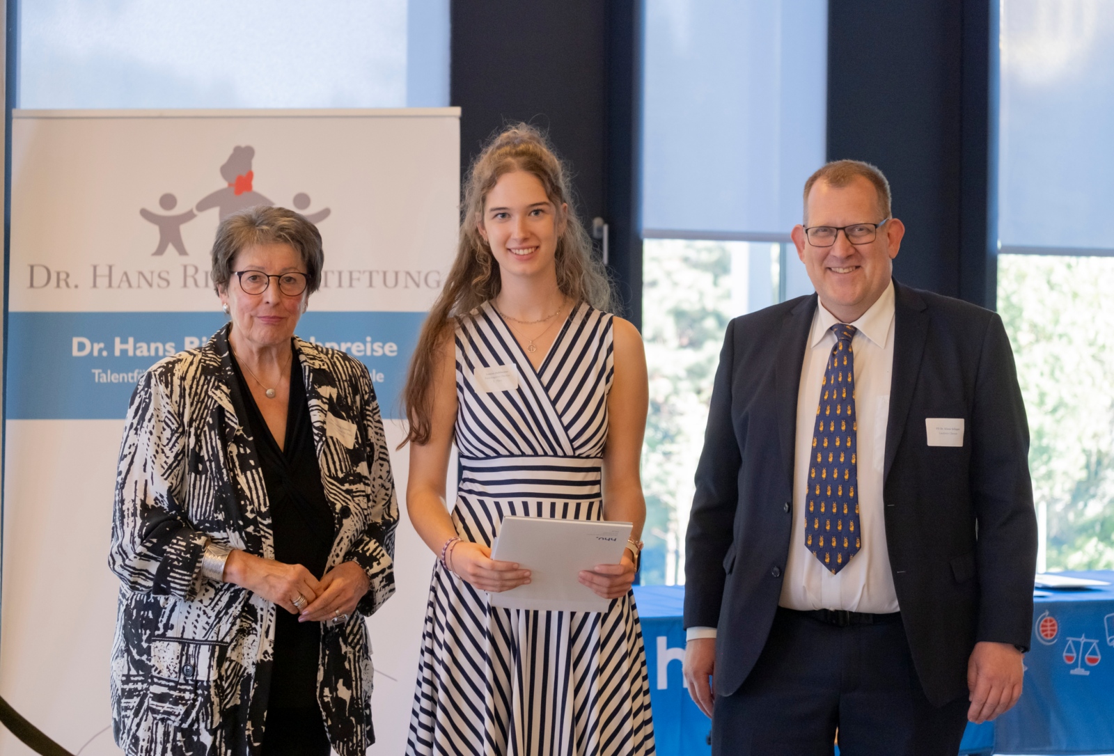 Louisa Dahlmann mit Prof. Ingeborg Henzler und PD Dr. Klaus Scharper