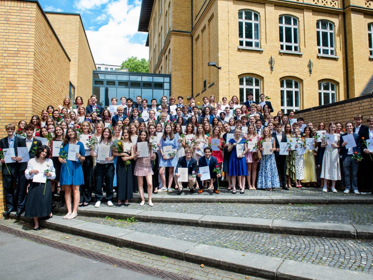 Unser Abiturjahrgang 2025, Foto: <a href='https://www.feingefuehl.de'>Sandra Sperlinger</a><br></br>