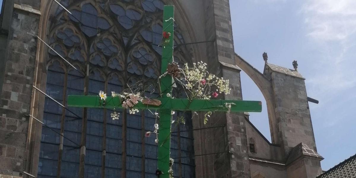 geschmücktes Kreuz vor dem Altenberger Dom