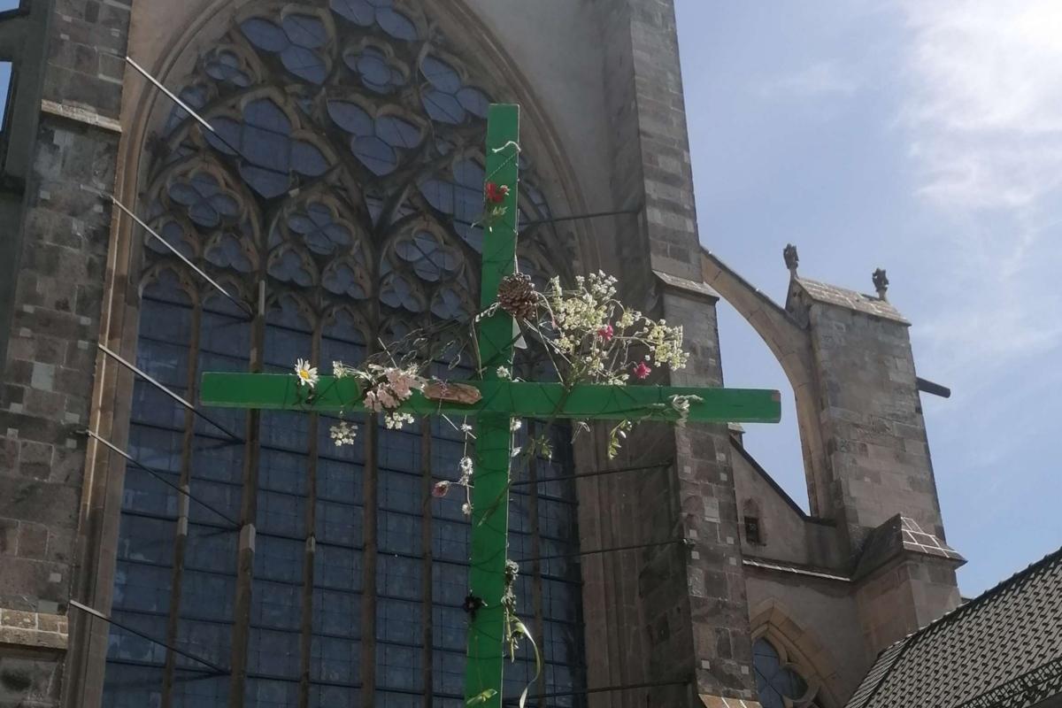 geschmücktes Kreuz vor dem Altenberger Dom