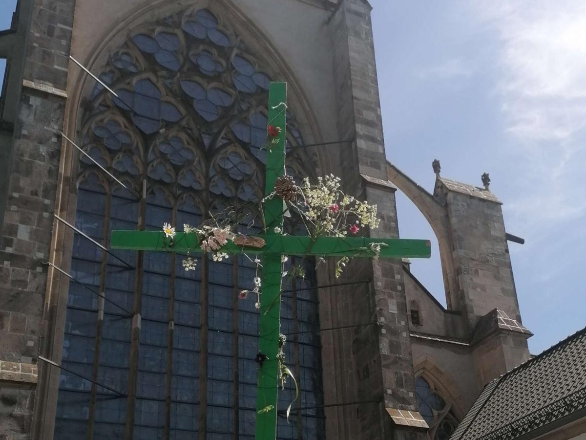 geschmücktes Kreuz vor dem Altenberger Dom