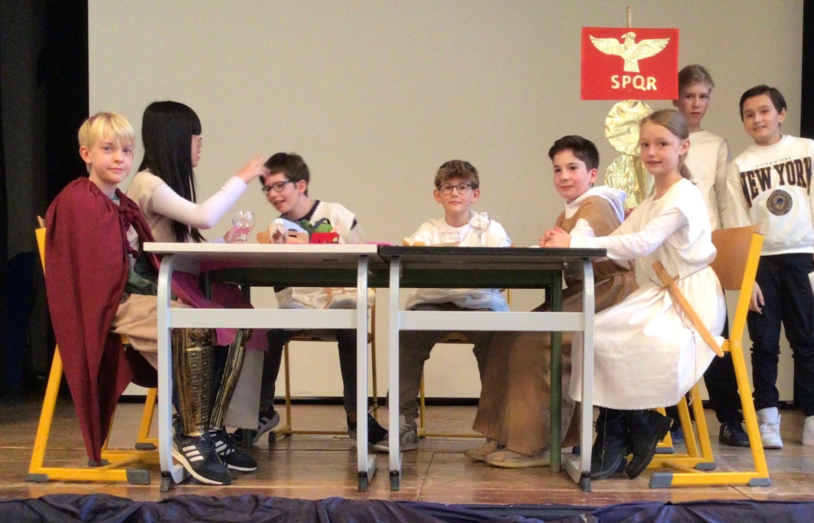 Schülerinnen und Schüler der 6e beim Theaterstück in lateinischer Sprache
