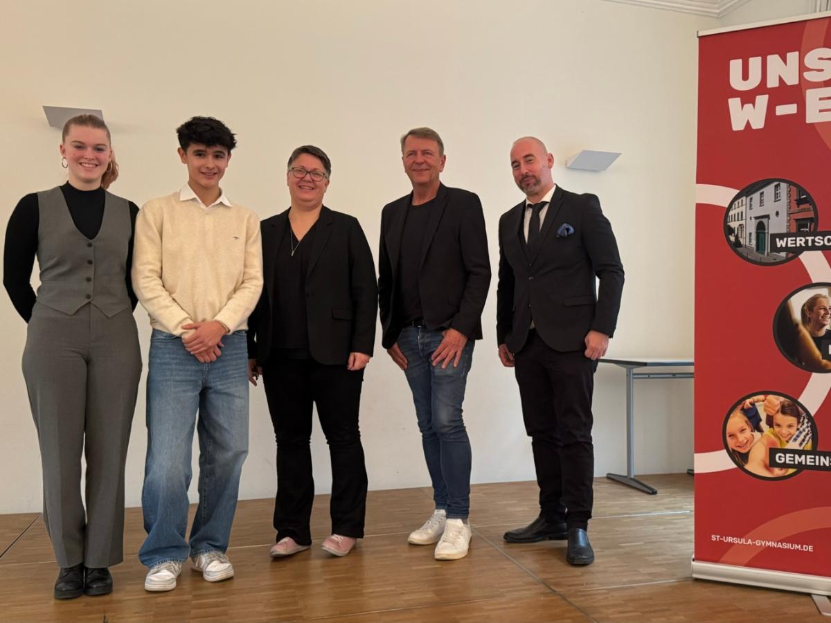 Landtagsvizepräsident Christof Rasche (Zweiter von rechts) zusammen mit unserer stellvertretenden Schulleiterin Ursula Pohlen, Politiklehrer Perica Miloloza und den Mittelsufensprechern Milla Bub und Rafael Baum <br></br>