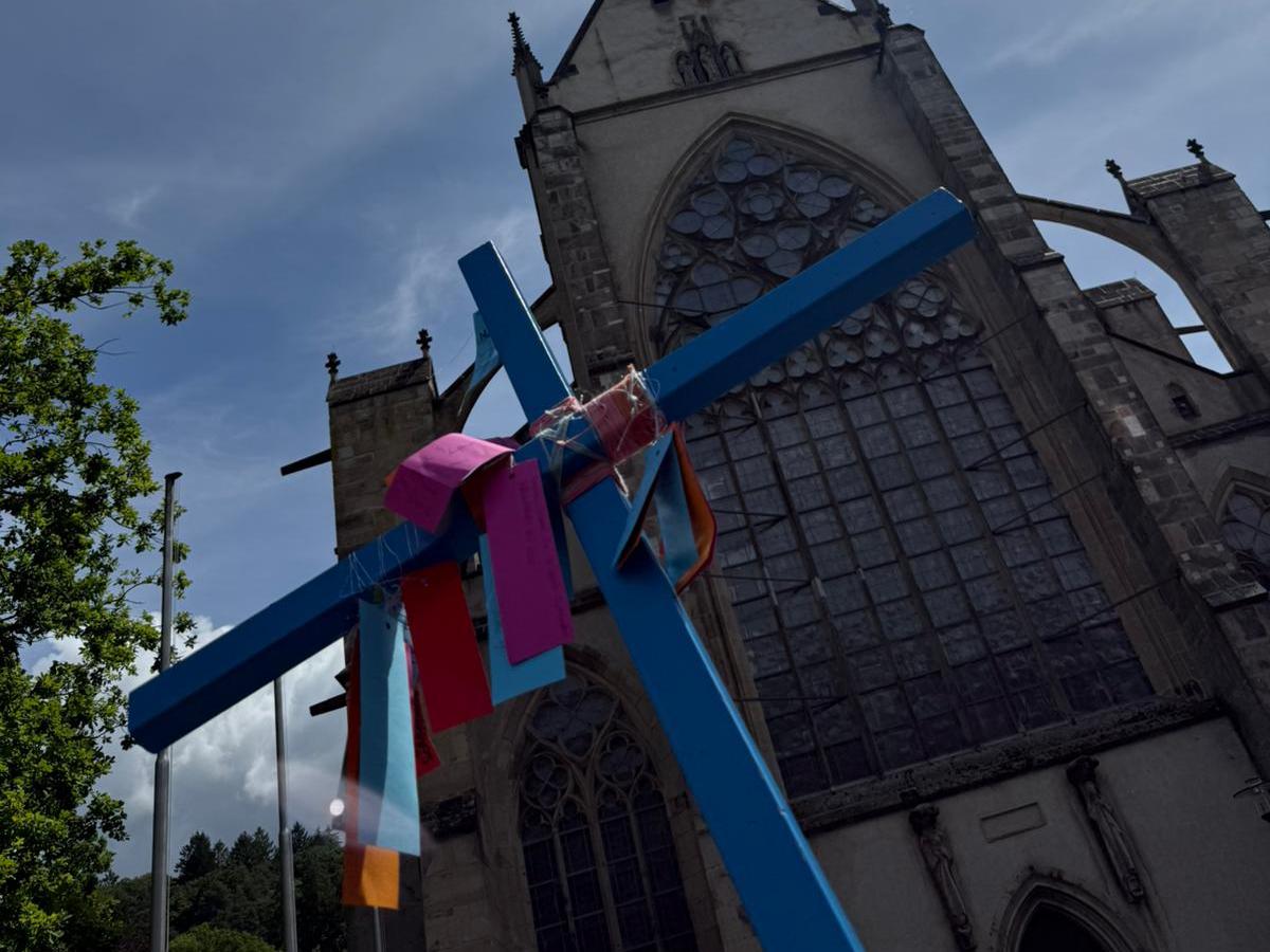Kreuz einer unser Pilgergruppen vor dem Alternberger Dom <br></br>