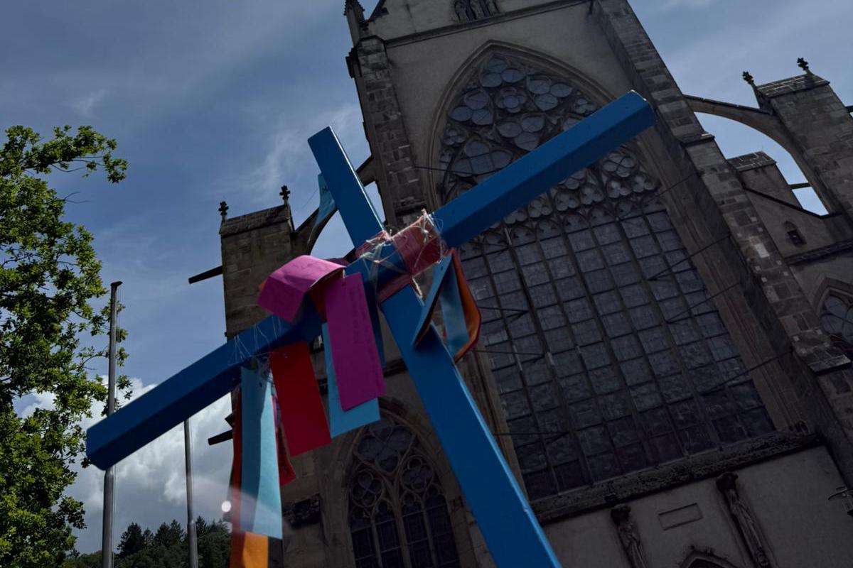 Kreuz einer unser Pilgergruppen vor dem Alternberger Dom <br></br>