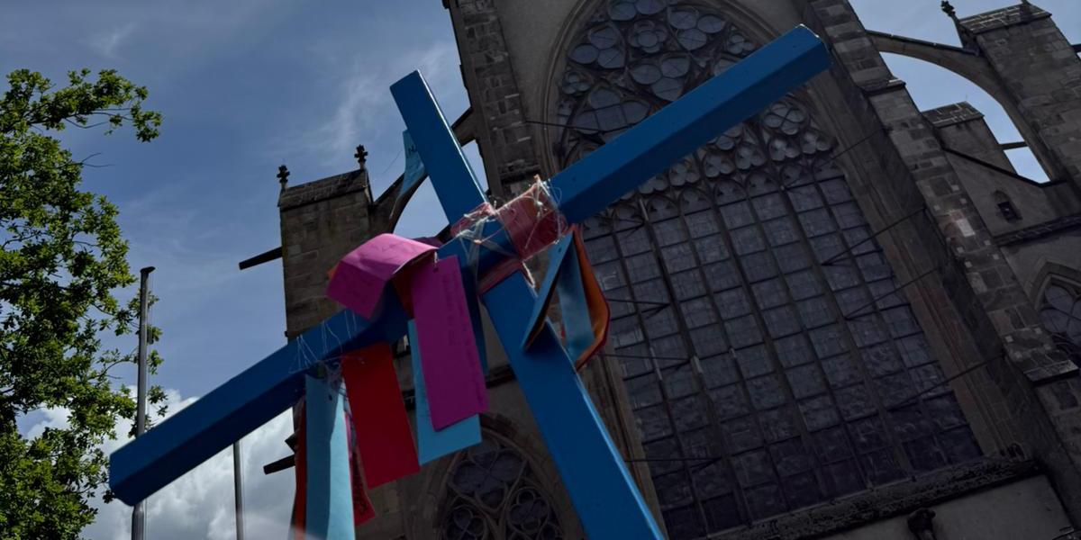 Kreuz einer unser Pilgergruppen vor dem Alternberger Dom <br></br>